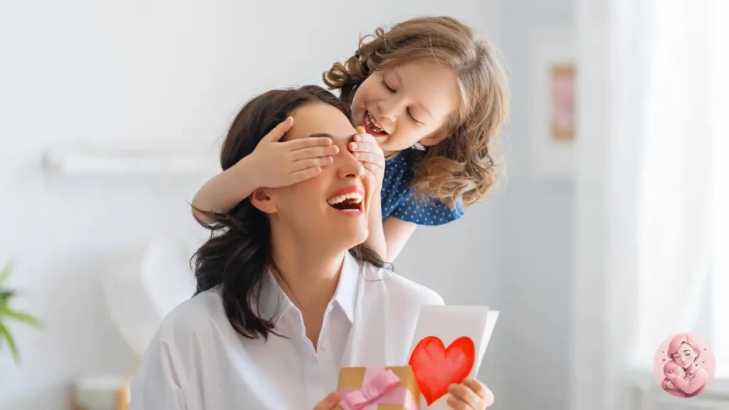riança presenteando a mãe com um cartão feito à mão no Dia das Mães