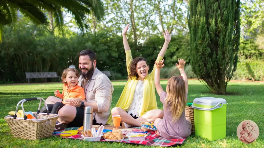 Família celebrando o Dia das Mães com piquenique e carinho em ambiente natural