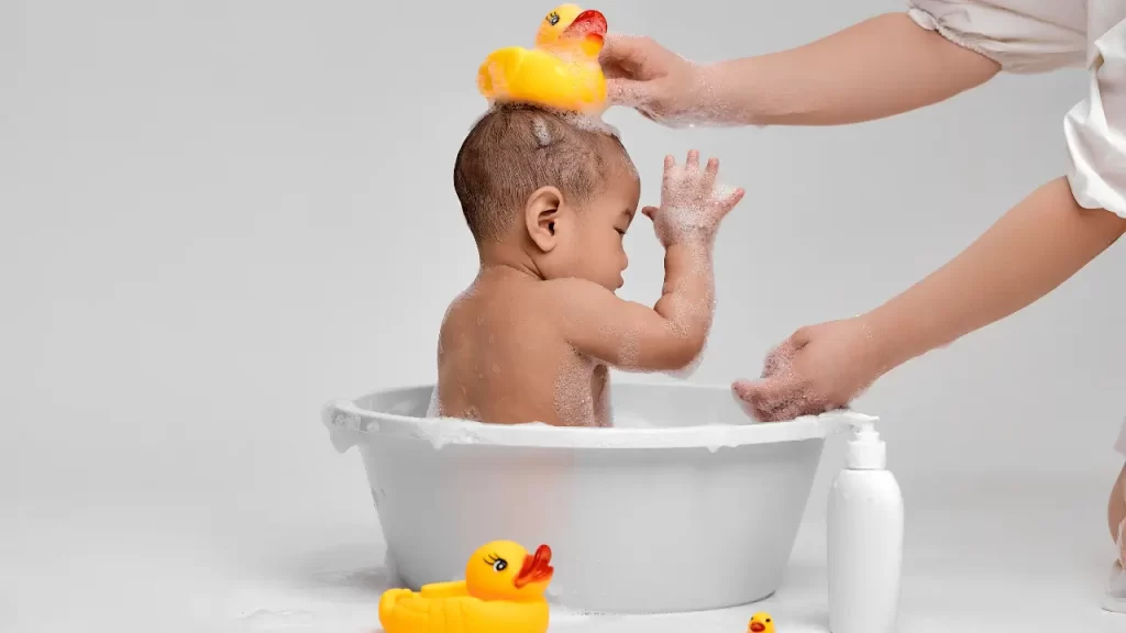 Bebê tranquilo rotina banho